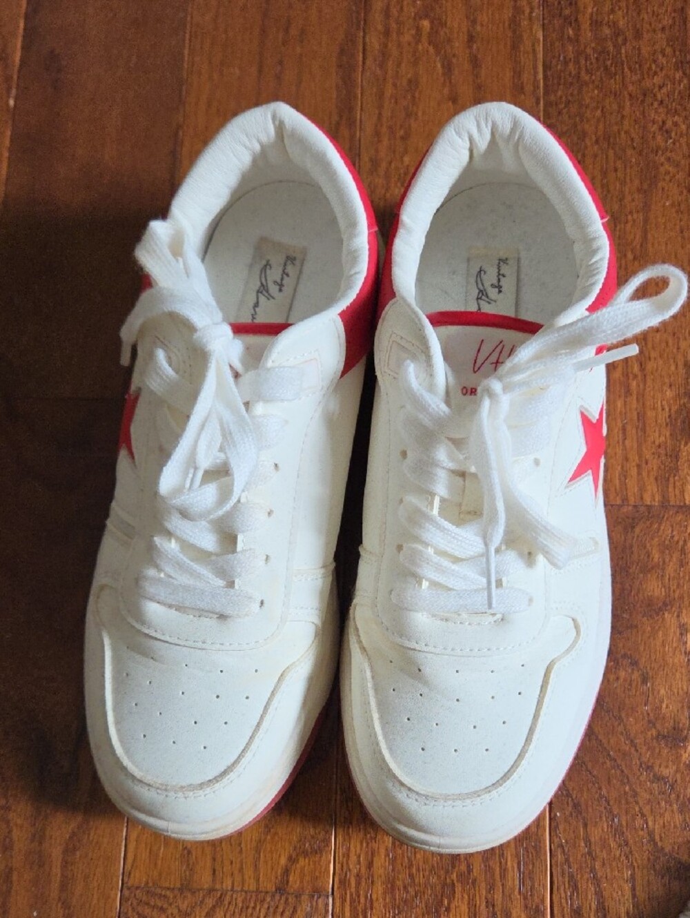 Vintage Havana White Sneakers with Red Star Accents - Picture 9 of 13